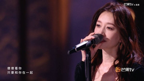 北京配资网 50岁李小冉跑调拿第一引骂战！观众：比起假唱，我们更爱真实