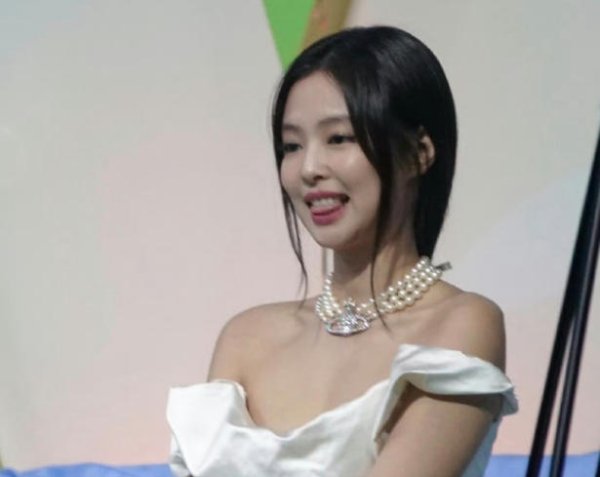 实盘配资平台查询 11 万点赞吐槽翻车！Jennie 舞台小动作被恶意逐帧审判